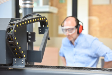 industrie travail machine outils precision protection securité