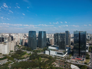 Obraz premium Vista aérea do Itaim Bibi e Parque do Povo em São Paulo, Brasil