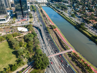 Vista aérea da marginal Pinheiros em São Paulo, Brasil