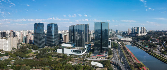 Vista aérea do Itaim Bibi e Parque do Povo em São Paulo, Brasil