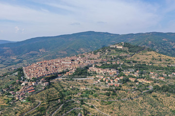 Fototapeta na wymiar Drohnenbild: Stadt Cortona in der Toskana