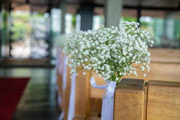Décoration de l'église pour la cérémonie de mariage