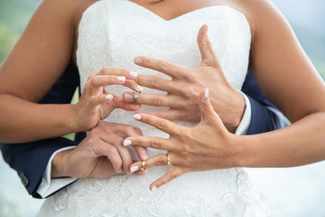 Mains des mariés avec leurs alliances
