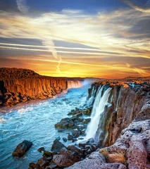 Selbstklebende Fototapete Wasserfälle Bezaubernde magische Aussicht mit dem berühmten Wasserfall Selfoss in Island bei Sonnenaufgang. Exotische Länder. Tolle Plätze. (Meditation, Antistress - Konzept).