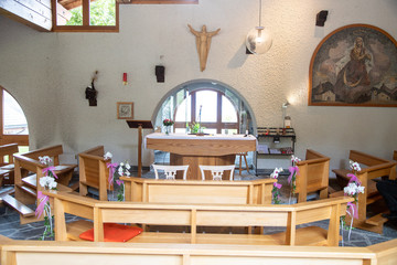 Décoration d'une église avant la cérémonie de mariage