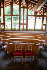 Décoration d'une église avant la cérémonie de mariage