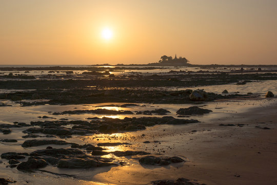 The budhist temple and the sea