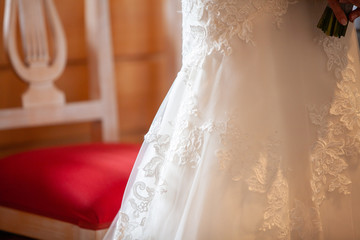 Détail de la robe de la mariée durant une cérémonie de mariage