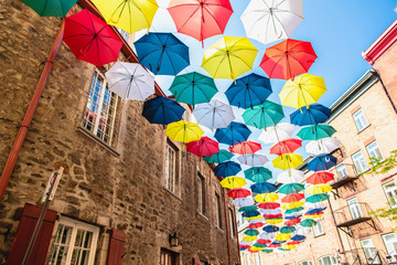 Fototapeta premium Wiele parasoli na ulicy Petit Champlain w mieście Quebec