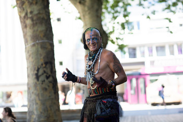 Älterer Punker aussen