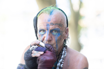 Älterer Punker aussen
