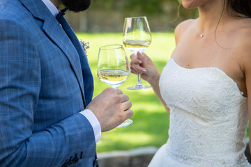 Marié qui partage un verre durant l'apéritif après la cérémonie