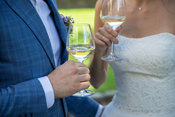 Marié qui partage un verre durant l'apéritif après la cérémonie
