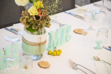 Décoration lors d'un apéritif dinatoire pour un mariage après une cérémonie