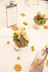 Décoration lors d'un apéritif dinatoire pour un mariage après une cérémonie