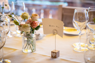 Décoration de table dans un restaurant pour un souper de mariage