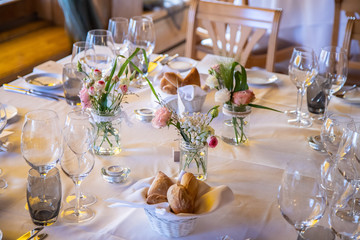 Décoration de table dans un restaurant pour un souper de mariage