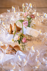 Fototapeta na wymiar Décoration de table dans un restaurant pour un souper de mariage