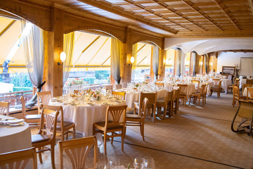 Décoration de table dans un restaurant pour un souper de mariage