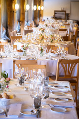 Décoration de table dans un restaurant pour un souper de mariage