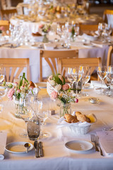 Décoration de table dans un restaurant pour un souper de mariage
