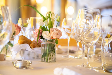 Décoration de table dans un restaurant pour un souper de mariage