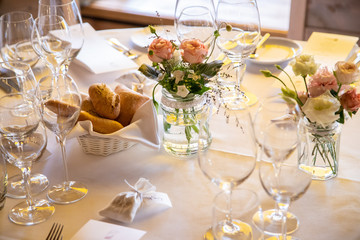 Décoration de table dans un restaurant pour un souper de mariage