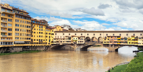 Obraz premium Ponte Vecchio, Florence, Itlay, in day time, colorful houses and blue sky