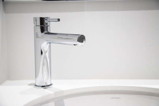D&eacute;tail d'un robinet dans une salle de bain