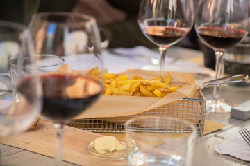 Plat dans un restaurant d'altitude avec décoration autour