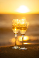 ビーチとワイングラス