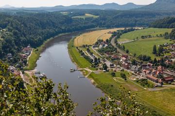 Blick zum Kurort Rathen im Elbsandsteingebirge