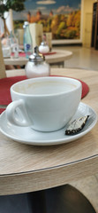 Kaffeetasse auf Tisch im Café