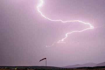 Naklejka premium flashlight in a thunderstorm