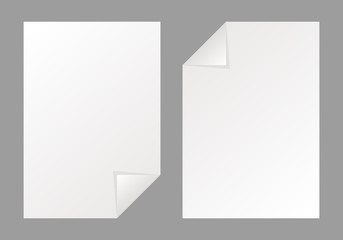 Hojas de papel vacías sobre fondo gris.