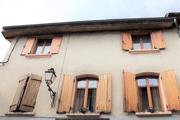 Facade d'immeuble typique dans le village de Saint Jean de Bournay - Département Isère - France