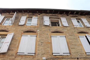 Facade d'immeuble typique dans le village de Saint Jean de Bournay - Département Isère - France