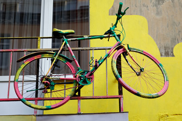 Fototapeta na wymiar Old bicycle on the yellow wall