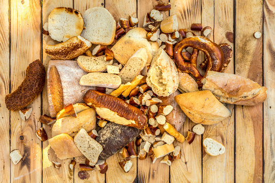 Das alte Brot wurde auf einem Haufen gesammelt und soll jetzt auf den M&uuml;ll