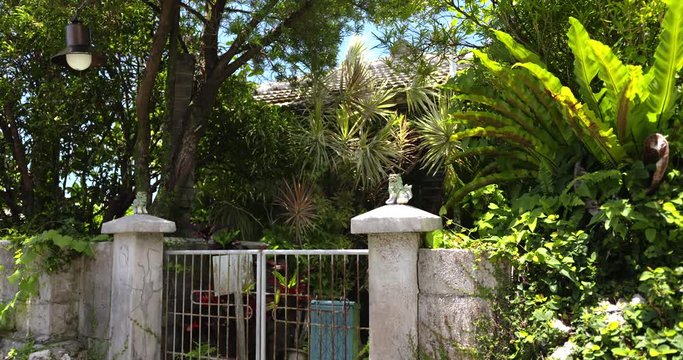 日本沖縄の伝統的な古民家と守護神シーサー（那覇市の首里石畳）-Japan Okinawa traditional house and guardian god Shisa (Shuri cobblestone in Naha City)