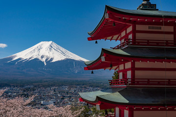 Obraz premium Pagoda Chureito i Mt. Fuji wiosną z kwitnącymi wiśniami w Fujiyoshida w Japonii.