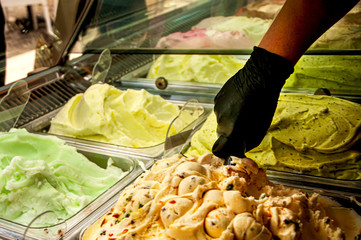 Ice cream service and showcase freeze