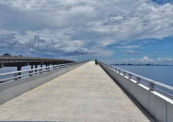 Poor family tries to walk accross the bay depicting that life without a car in USA is difficult