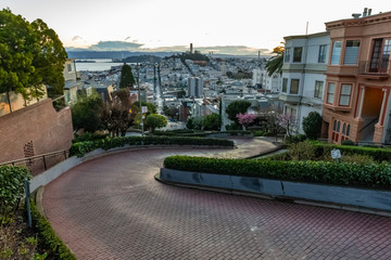 Obraz premium Crooked Lombard street at dawn. San Francisco is in early morning light.