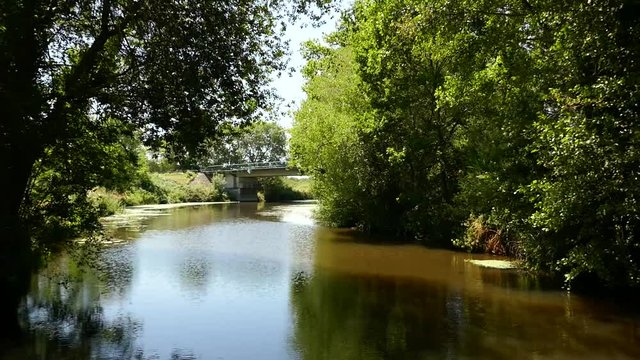 Hausboot auf einem Kanal in der Bretagne, Frankreich