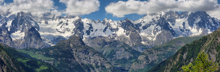 Fototapeta premium Panoramic view of Mont Blanc and other peaks from Aosta Valley, Italy