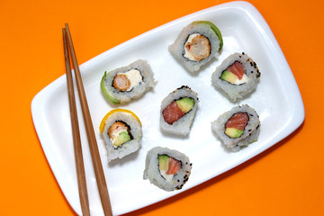 SUSHI ROLL MAKIS