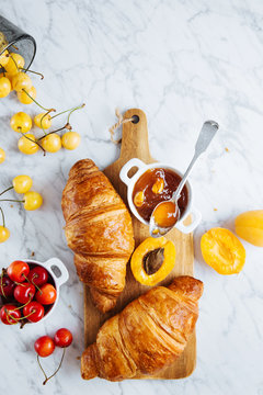 Cornetto with jam and fruits