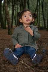 Ni&ntilde;a feliz disfruta del bosque con su mama