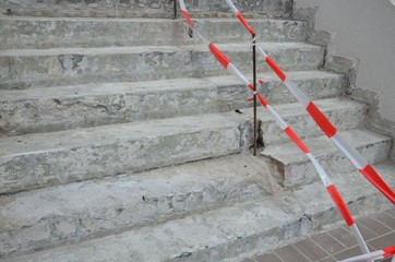 Sanierung einer alten kaputten baufälligen marroden Treppe - Absperrband